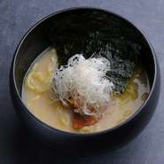コシの強い手打ち麺とさっぱりした出し汁で