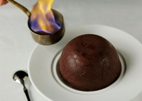 球体状のチョコレートパフェ。
※ソースのアルコール分が残留する可能性がある為、お子様、妊娠中の方、御車を運転される方、お酒が苦手なお客様はご遠慮ください。