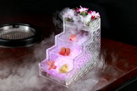 階段状の器に新鮮なモモ肉をさっと炙り、赤身にはタレ、脂身には燻製塩と柚子を添えて味付けしています。また酢飯にも肉に合う赤酢を使っています。魚では味わえない極上の肉寿司です。