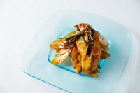 自家製の旨辛タレできゅうりとニラを和えております。
