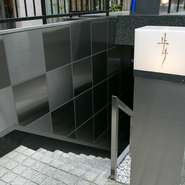 シンプルな看板の牛が目印【牛牛　西麻布　総本店】