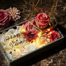 大切な人とのお祝いに如何ですか？
お誕生日などはもちろん様々な記念日にピッタリの可愛い肉ケーキです！