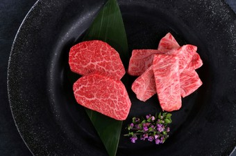 新鮮な肉刺しや上タン、お肉の味を味わえる赤身肉、希少部位のヒレ、ミスジなど黒毛和牛を存分に味わえます