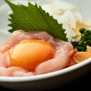 甘辛ソースと卵の黄身を絡めて食べる、鮮度抜群の鶏ゆっけ。（仕入れにより無いときもあります。）