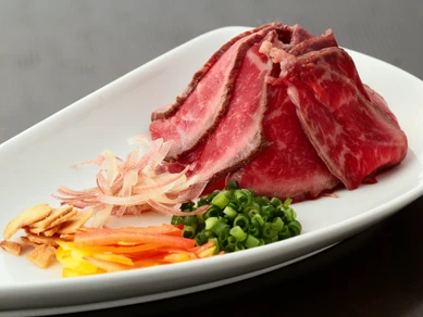 お肉の旨みを堪能！　『和牛のたたき～苦味野菜添え～』