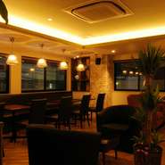 防音ドアを開くまでは、中の音や話し声は全く聞こえませんが、ひとたび開けばそこは、イタリアの下町をイメージしたというオシャレな空間。そこかしこに置かれた緑が心なごませる、くつろげる雰囲気です。