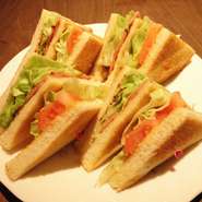 ドリンクセット1000円
ベーコン、レタス、トマトのサンドイッチ。※マスタードが苦手な方はスタッフまで。