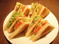 ドリンクセット1000円
ベーコン、レタス、トマトのサンドイッチ。※マスタードが苦手な方はスタッフまで。