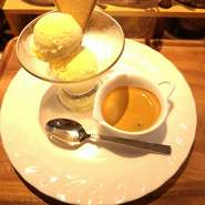 エスプレッソコーヒーをバニラアイスクリームにかけて食べるデザート。店長のオススメ。