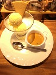 エスプレッソコーヒーをバニラアイスクリームにかけて食べるデザート。店長のオススメ。