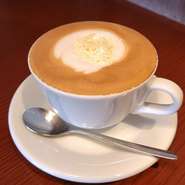 ４月からの新メニュー
大人気ホットカフェラテにホワイトチョコフレーバー