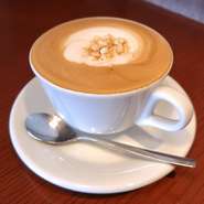 ４月からの新メニュー
大人気ホットカフェラテにヘーゼルナッツフレーバー