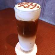 定番人気のアイスキャラメルラテをさらに美味しく！
キャラメルフレーバーとエスプレッソ
ホイップクリーム、キャラメルソースをかけて