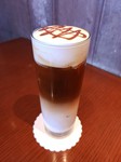 定番人気のアイスキャラメルラテをさらに美味しく!
キャラメルフレーバーとエスプレッソ
ホイップクリーム、キャラメルソースをかけて