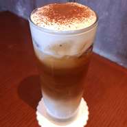 定番人気のアイスバニララテをさらに美味しく
バニラフレーバーとエスプレッソ
トッピングにホイップクリーム、ココアパウダー