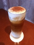 定番人気のアイスバニララテをさらに美味しく
バニラフレーバーとエスプレッソ
トッピングにホイップクリーム、ココアパウダー