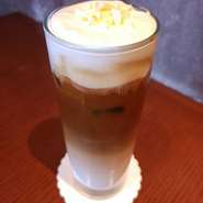 ４月からの新メニュー
ホワイトチョコレートフレーバーとエスプレッソ
ホイップクリーム、ホワイトチョコレートを添えて