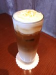 4月からの新メニュー
ホワイトチョコレートフレーバーとエスプレッソ
ホイップクリーム、ホワイトチョコレートを添えて