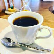 店長がこだわって選んだ５種類のブレンド豆を一杯ずつ丁寧にドリップ。