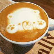 エスプレッソを温かいミルクで割ったコーヒー。
ラテアート頑張ります。