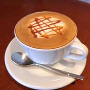 ４月からの新メニュー
大人気ホットカフェラテにキャラメルフレーバー