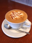 4月からの新メニュー
大人気ホットカフェラテにキャラメルフレーバー