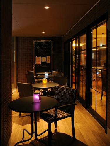 テラス席には、あたたかな灯りがともります