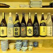 酒蔵から直接提携して仕入れている、よそでは味わえないさまざまな焼酎がそろっています。地酒の種類も豊富で、料理に合わせて選べる点も魅力のひとつ。いろいろな味が楽しめるので、飲み比べもおすすめです。