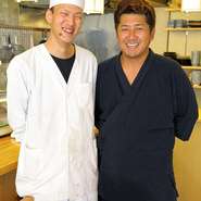 ユーモアあふれる店主とスタッフが、あたたかく迎えてくれる【四季の御馳走家　味彩】。料理やお酒はもちろんのこと、店主たちとの会話を楽しみに訪れる人もいるほどだとか。