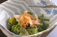 カツオ出汁が効いたポン酢であっさりと『めかぶポン酢』