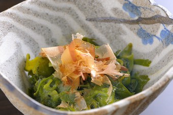 カツオ出汁が効いたポン酢であっさりと『めかぶポン酢』