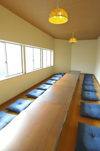 2階の個室は、予約での利用が可能です