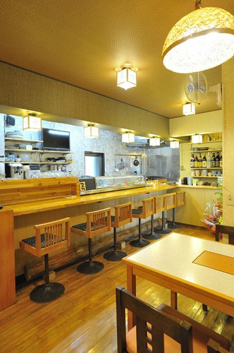 木のぬくもりがあふれるカウンター席は、おひとり様にもぴったり