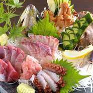 店内にある生け簀から、お好きな魚介を選んでいただいてさばいています。鳥羽漁港から直接仕入れた鮮魚をはじめ、「ウニ」や「アワビ」、「サザエ」、「伊勢海老」など、旬の魚介が楽しんでいただける一品です。