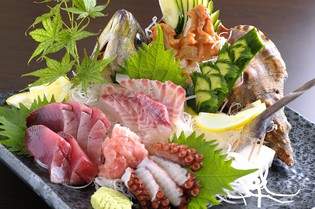 魚の旨みが存分に楽しめる『獲れたて新鮮魚介類のお造り』