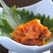 72才の今でも海女をやっている母が採ってくる「岩ガキ」をはじめ、貴重な「赤ウニ」や「サザエ」など、旬の食材をご用意しています。なかでも、『ウニの塩辛』や『焼きウニ』はお酒との相性も抜群です。