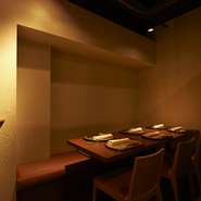 時にはしっとりとした雰囲気で楽しむ「大人の女子会」を