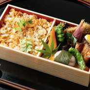 【いまここ弁当】1600円（税込）
前日までにご予約頂きますと指定時間（11：30~20：00）にご用意してお待ちしています。
ご予約はお店に連絡頂くか、FBまたはインスタからのメッセージでも承ります。

季節の釜炊き・能登牛アスパラ巻き・蟹クリームコロッケ
能登直送ふぐ唐揚げ・秋鮭木の芽焼き・酢取り茗荷・だし巻き玉子・大山鶏唐揚げ・筍土佐煮・昆布佃煮・桜餅

【日替わり惣菜】600円（税込）
料理人の賄をおすそ分け。

