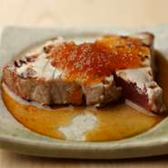 新玉ねぎ醤油で軽く漬けにしたカツオ。新玉ねぎの風味を際だたせることで、さっぱりとした初カツオも濃厚な味わいに。ある先輩の店で出していた鯖を使ったメニューを応用し、自分なりにアレンジしたつまみです。