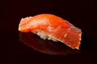 皮目を一度軽く炙ってから、軽くづけにした『鱒』