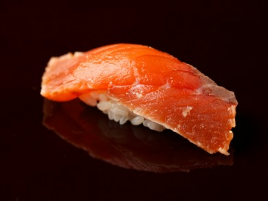 皮目を一度軽く炙ってから、軽くづけにした『鱒』