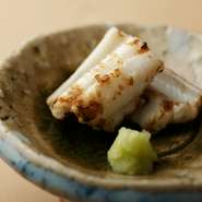 今なお、進化中の逸品。しっかり焼き目がついているのに中身はレア。穴子の新たな魅力を引き出しています。