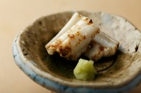 外は香ばしく、中はレアに焼き上げた『アナゴ白焼き』