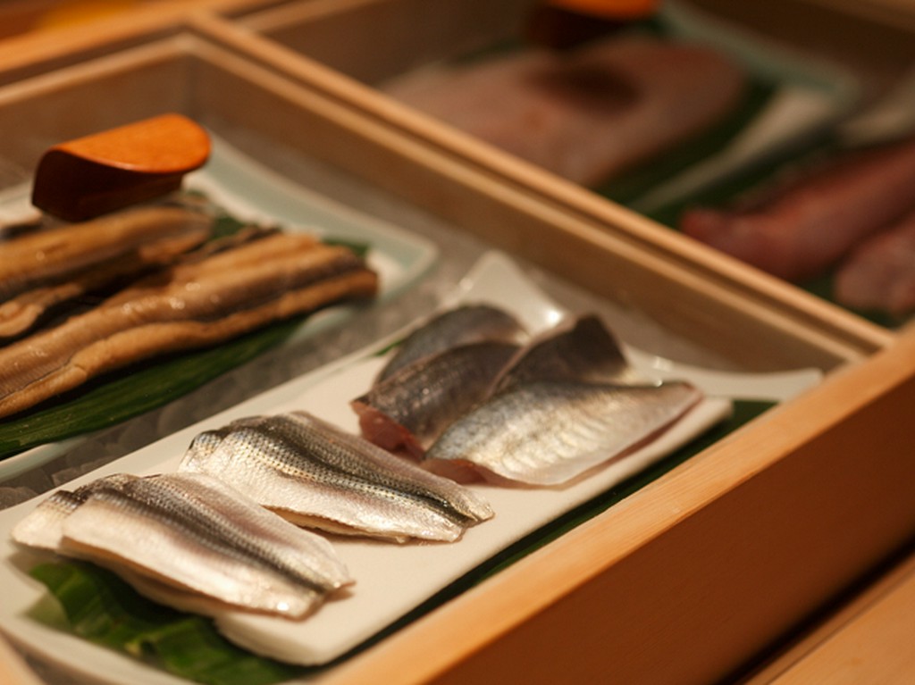 江戸前の仕事が施された、魚介が並ぶネタ箱