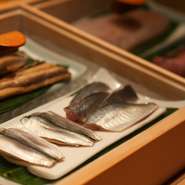 常時20種類ほどのネタを仕込み、提供しています。それぞれ魚の特徴を見極め、最適な熟成を施していきます。