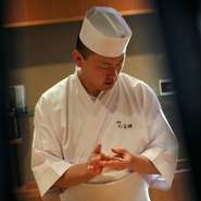 寡黙に鮨を握る岩瀬氏。元サラリーマンという異色の経歴ながら、名店での修業を経て2012年に晴れて独立。