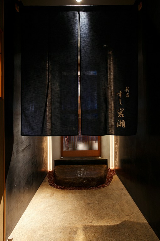 新宿駅からすぐとは思えないほどの静寂に包まれる