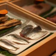 博多の『柳橋連合市場』より直送される鮮魚。店の開店前に岩瀬自身が博多を訪れ、お願いしたことで、旬の魚が直接市場より送られてきます。