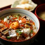 平日にはランチ限定10食のばらちらしを提供しています。数に限りがあるので大々的に宣伝はしておりませんが、近隣のビジネスマンやOLさんに大人気です。