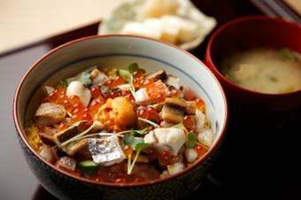 ランチはお得な『ばらちらし』を提供